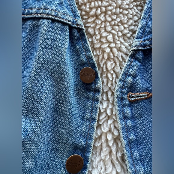 Wrangler denim vest with Sherpa lining. Unisex size large - Picture 2 of 6